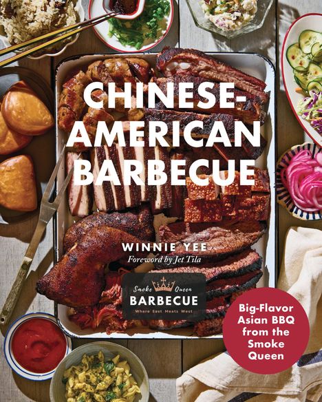 "CHINESE-AMERICAN BARBECUE, WINNIE YEE, Foreword by Jet Tila." Ein Tablett mit gegrilltem Fleisch, umgeben von Beilagen.