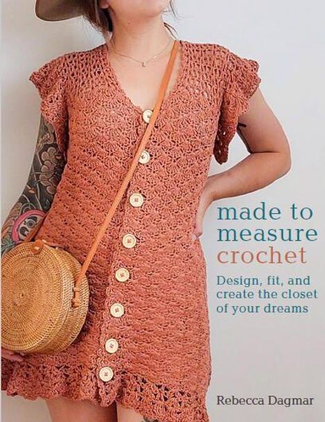„made to measure crochet: Design, fit, and create the closet of your dreams“ von Rebecca Dagmar. Frau in gehäkeltem Kleid.