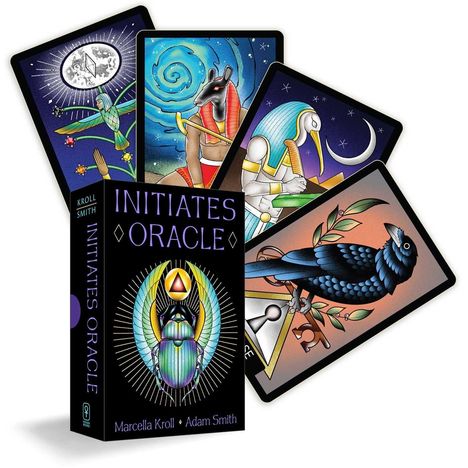 "INITIATES ORACLE" auf Box. Tarotkarten mit mystischen Illustrationen: Vogel, Gottheit, Mond und Krähe.