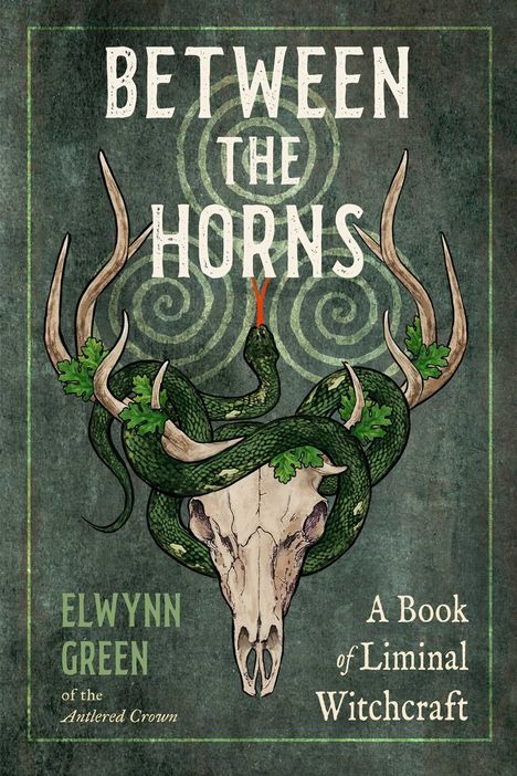 "BETWEEN THE HORNS", "ELWYNN GREEN", "A Book of Liminal Witchcraft". Geweihte Schädelsilhouette mit Schlange.