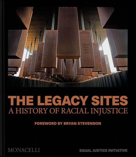"The Legacy Sites: A History of Racial Injustice" ist der Titel. Vorwort von Bryan Stevenson. Hängende Tafeln im Hintergrund.