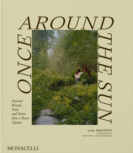 "ONCE AROUND THE SUN" und "Seasonal Rituals, Food, and Stories from a House Upstate". Frau im Garten, umgeben von Bäumen.