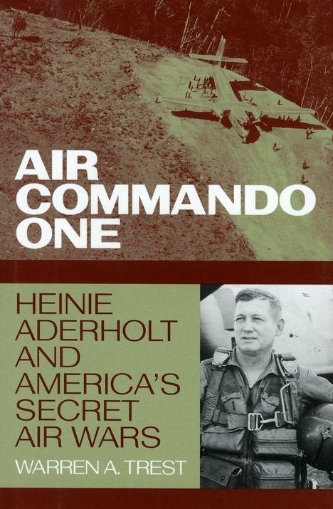 Titel: "Air Commando One". Text: "Heinie Aderholt and America's Secret Air Wars". Autor: Warren A. Trest. Soldat mit Flugzeug.