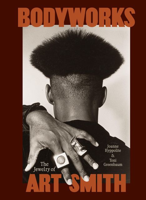 "BODYWORKS" und "The Jewelry of ART SMITH" in großen Buchstaben. Schwarz-weiß Foto: Person von hinten, zeigt Hände mit Ringen.