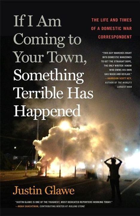 „If I Am Coming to Your Town, Something Terrible Has Happened“ von Justin Glawe. Feuerwerk und Silhouette einer Figur.