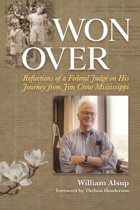 "WON OVER: Reflections of a Federal Judge on His Journey from Jim Crow Mississippi" von William Alsup. Links Kindheitsfotos, rechts Foto eines lächelnden Mannes in einem Büro. Unten kleine weiße Blüten.