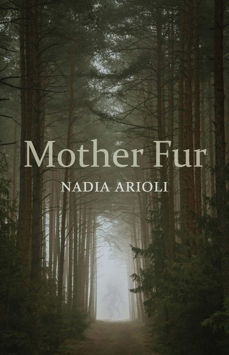 „Mother Fur“ und „Nadia Arioli“ stehen auf einem dichten, nebligen Waldweg mit hohen Bäumen.