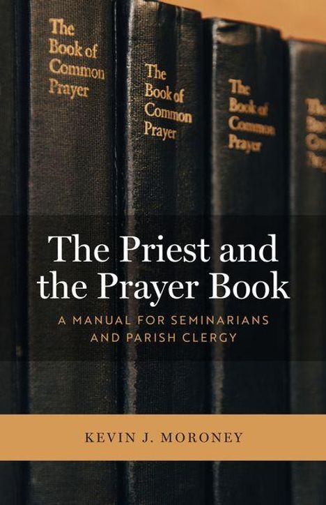 "The Priest and the Prayer Book: A Manual for Seminarians and Parish Clergy" von Kevin J. Moroney. Bücher im Hintergrund.