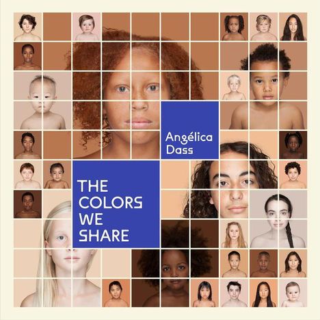 "THE COLORS WE SHARE, Angélica Dass" in Weiß auf Blau. Quadrat-Porträts von vielfältigen Kindern in einem Raster angeordnet.