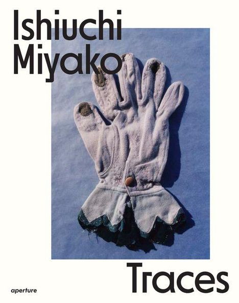 "Ishiuchi Miyako Traces" steht groß auf einem blassen Hintergrund. Darauf liegt ein abgenutzter, weißer Handschuh.