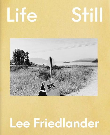 „Life Still“ und „Lee Friedlander“ in großer Schrift auf gelbem Hintergrund, Foto von Landschaft mit „HOPE auto repair“-Schild.