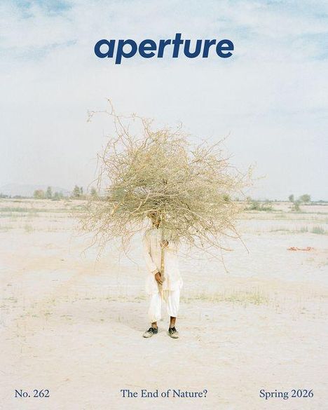 „aperture“, „No. 262“, „The End of Nature?“, „Spring 2026“. Person trägt einen großen, trockenen Strauch in wüstenartiger Landschaft.