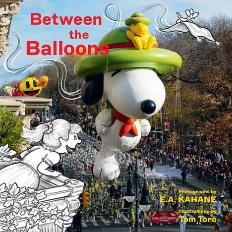 "Between the Balloons" in roten Buchstaben. Große Snoopy-Ballonfigur mit Hut schwebt über einer Parade. Illustration links.