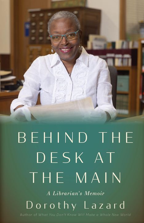 „BEHIND THE DESK AT THE MAIN“, „A Librarian's Memoir“, „Dorothy Lazard“. Eine lächelnde Frau in einem Archivbüro.