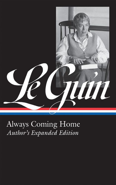 "Le Guin. Always Coming Home. Author’s Expanded Edition." Schwarz-weiß Porträt einer Person im Stuhl sitzend.