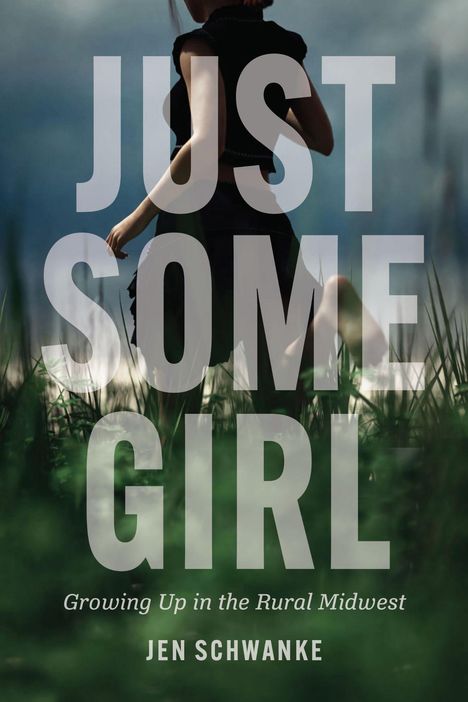 "JUST SOME GIRL. Growing Up in the Rural Midwest. JEN SCHWANKE." Eine Frau in einem Feld mit hohem Gras im Hintergrund.