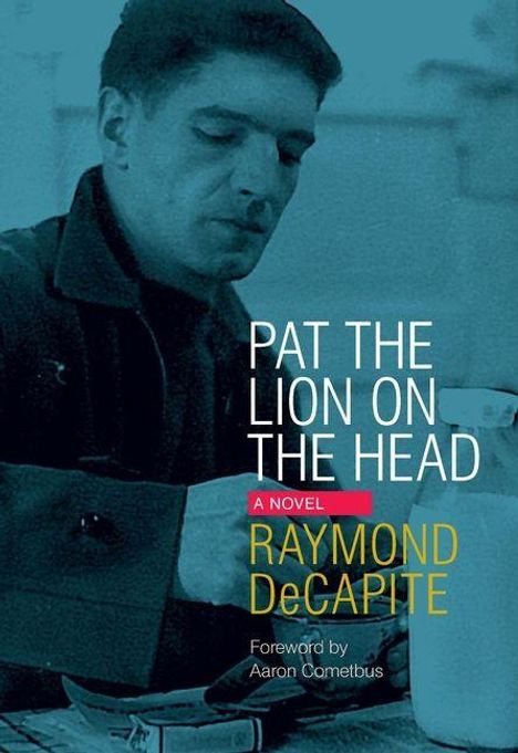 "Pat the Lion on the Head", ein Roman von Raymond DeCapite. Vorwort von Aaron Cometbus. Ein Mann liest etwas.