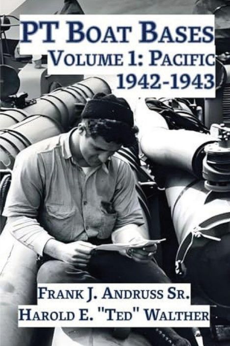„PT Boat Bases, Volume 1: Pacific 1942-1943“ und Autoren. Ein Mann liest auf einem Boot sitzend. Schwarz-Weiß-Foto.