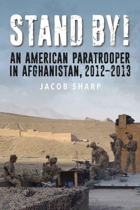 Stand By! An American Paratrooper in Afghanistan, 2012-2013. Jacob Sharp. Soldaten in Wüstenlandschaft auf Basis.