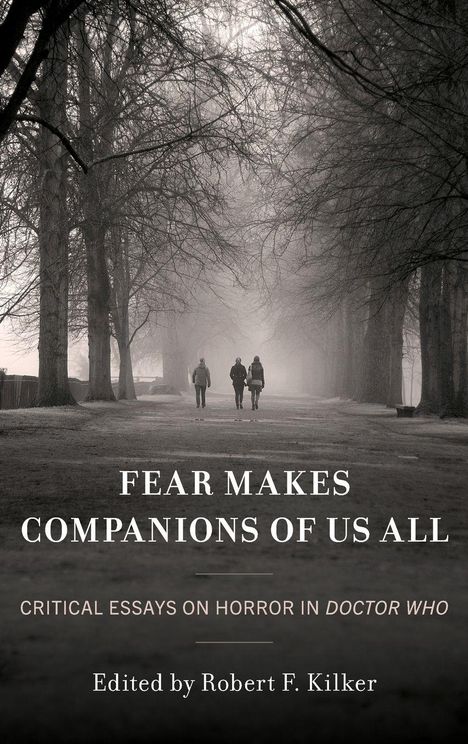 "Fear Makes Companions of Us All" zeigt drei Personen, die auf einem von Bäumen gesäumten nebligen Weg gehen.