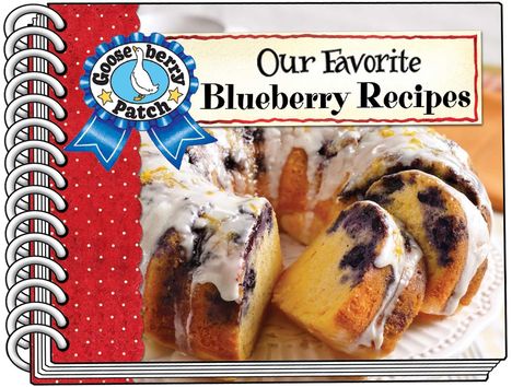 „Our Favorite Blueberry Recipes“ steht oben. Logo: Eine Gans mit blauem Band. Ein Heidelbeerkuchen mit Zuckerguss.