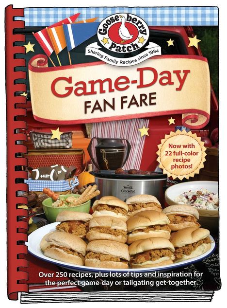 "Game-Day Fan Fare" in roter Schrift. Sandwiches, ein Slow Cooker und Salat auf einem gedeckten Tisch vor rotem Hintergrund.