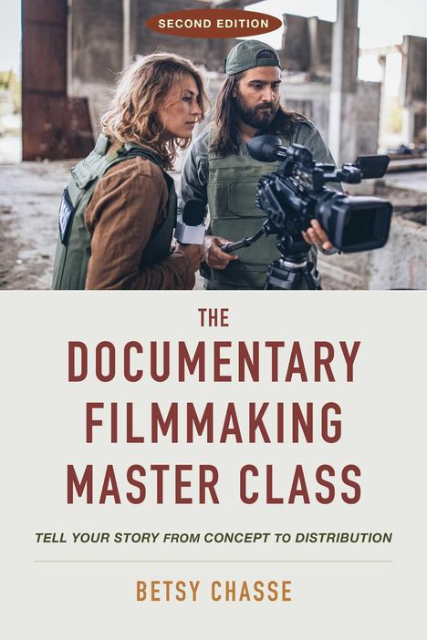 SECOND EDITION. THE DOCUMENTARY FILMMAKING MASTER CLASS. TELL YOUR STORY FROM CONCEPT TO DISTRIBUTION. BETSY CHASSE. Zwei Personen filmen.