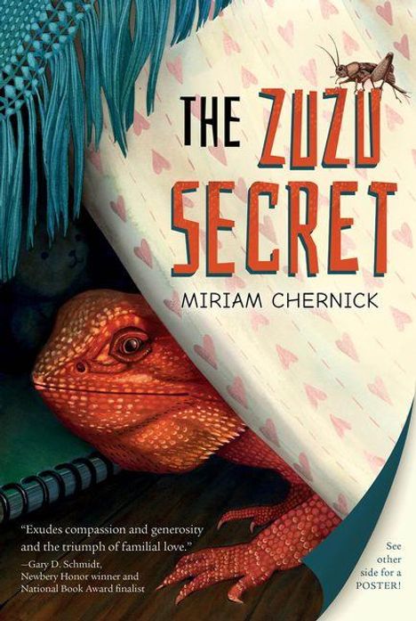 "THE ZUZU SECRET" von Miriam Chernick. Ein orangefarbenes Reptil schaut hinter einem Vorhang hervor, mit Herzmustern darauf.