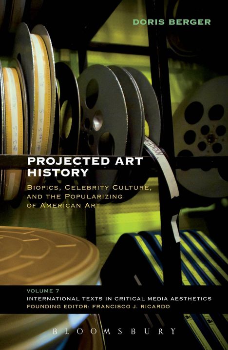 Titel: "Projected Art History". Filmrollen in einem Regal, im Hintergrund grünliche Beleuchtung.