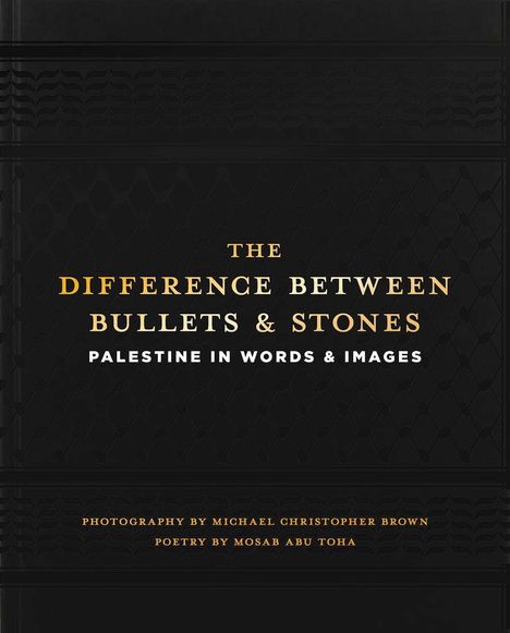 Titel: "The Difference Between Bullets & Stones - Palestine in Words & Images". Fotografie von Michael Christopher Brown, Poesie von Mosab Abu Toha. Schwarzer Hintergrund mit dezenten Mustern.