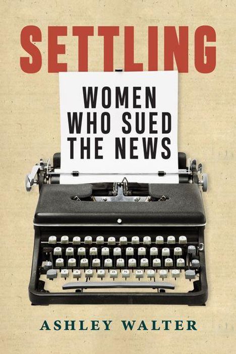 Text: "SETTLING WOMEN WHO SUED THE NEWS ASHLEY WALTER". Alte Schreibmaschine mit eingespanntem Papier.