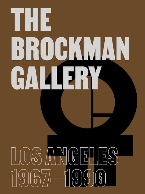 „THE BROCKMAN GALLERY LOS ANGELES 1967–1990“, Text vor braunem Hintergrund mit schwarzem Symbol.