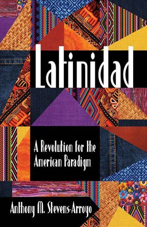 Titel: Latinidad. Untertitel: A Revolution for the American Paradigm. Autor: Anthony M. Stevens-Arroyo. Bunte Stoffmuster-Hintergrund.