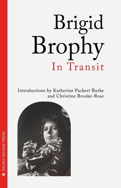 "Brigid Brophy In Transit" steht oben in großer Schrift. Darunter sind Einleitungen von Katherine Packert Burke und Christine Brooke-Rose. Porträt einer nachdenklichen Frau mit Zigarette im Schwarz-Weiß-Foto links unten.