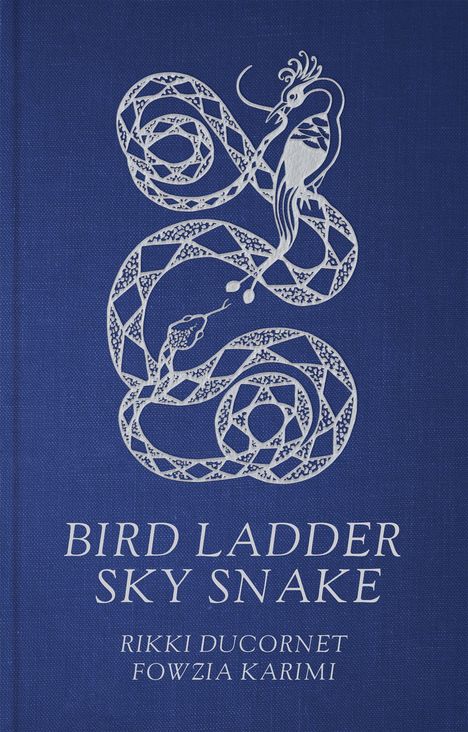 Text: "BIRD LADDER SKY SNAKE RIKKI DUCORNET FOWZIA KARIMI". Illustration: Eine kunstvolle Schlange mit einem Vogelkopf auf blauem Hintergrund.