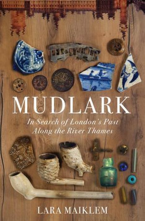 „Mudlark: In Search of London’s Past Along the River Thames“ von Lara Maiklem. Verschiedene Fundstücke wie Pfeifen.