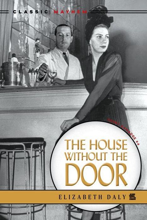 "The House Without the Door" von Elizabeth Daly. Eine Frau in einem eleganten Kleid steht an einer Bar neben einem Barkeeper.