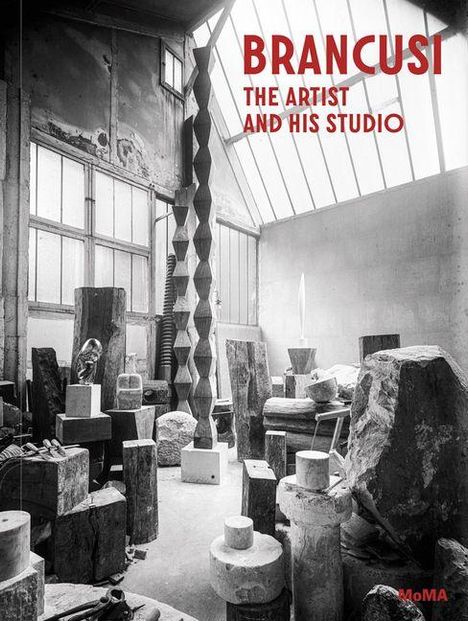 Text: "BRANCUSI THE ARTIST AND HIS STUDIO". Atelier mit Skulpturen und hohen Fenstern, monochrom gehalten.