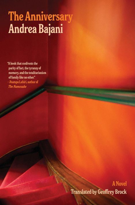 Text: "The Anniversary" von Andrea Bajani. Zitat von Jhumpa Lahiri. Darstellung: rote Wendeltreppe in warmem Licht.