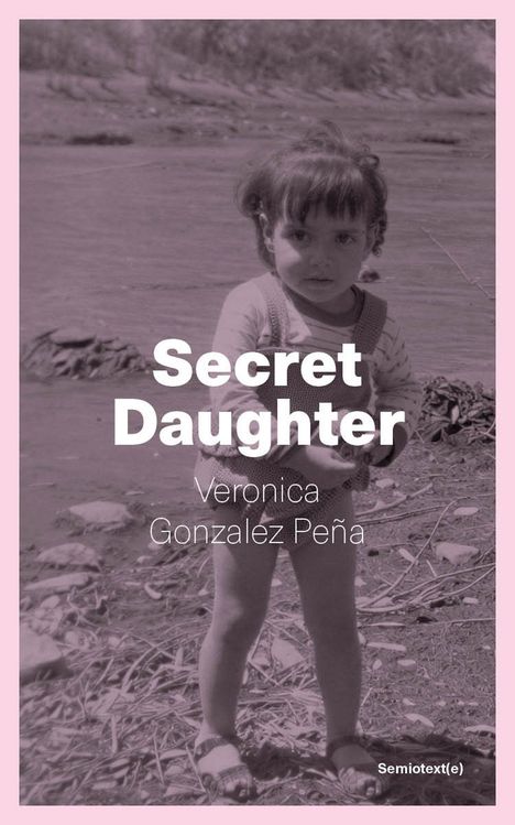 „Secret Daughter“ von Veronica Gonzalez Peña. Ein kleines Mädchen steht draußen an einem Flussufer.