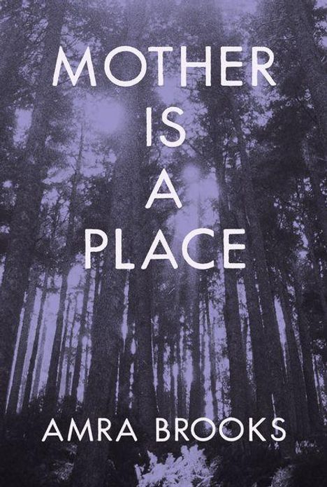 "MOTHER IS A PLACE" und "AMRA BROOKS" vor hohen, dicht stehenden Bäumen in einem Wald.