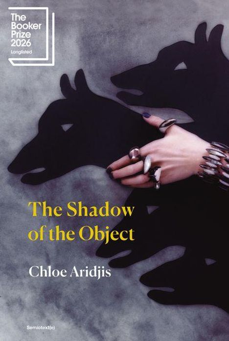 Ein Händeschattenspiel in Form eines Hundes vor grauem Hintergrund, darüber steht "The Shadow of the Object" und "Chloe Aridjis".