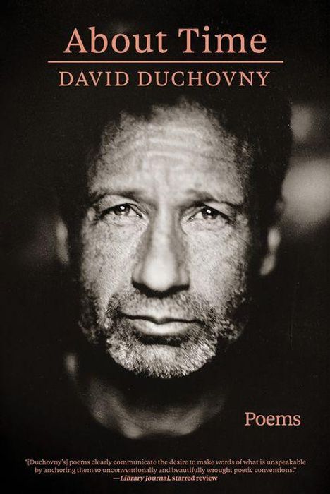 "About Time" und "DAVID DUCHOVNY" oben, "Poems" unten. Schwarz-weißes Porträt eines nachdenklich wirkenden Mannes.