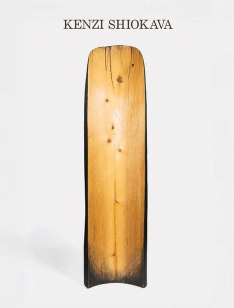 Text "KENZI SHIOKAVA" über einem länglichen, hölzernen Kunstobjekt in natürlichen Tönen und schwarzem Rand.