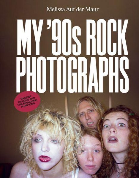"My ’90s Rock Photographs" steht oben in großen weißen Buchstaben. Vier Personen schauen direkt in die Kamera.