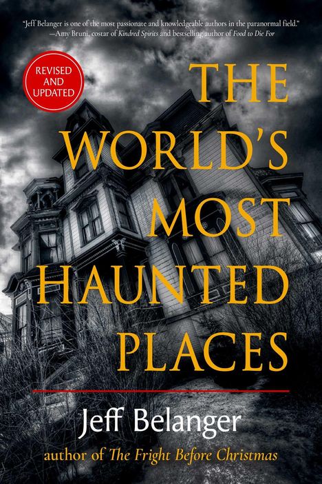 "THE WORLD'S MOST HAUNTED PLACES" steht in gelber Schrift über einem alten, unheimlichen Haus unter bewölktem Himmel.