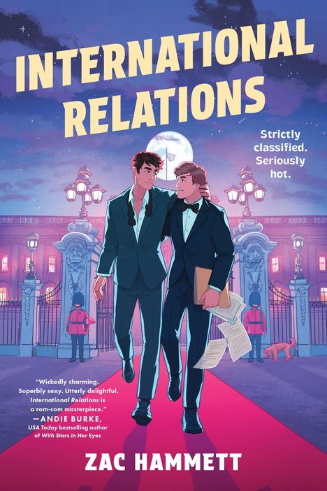 INTERNATIONAL RELATIONS. Zwei Männer im Anzug spazieren Arm in Arm auf einem roten Teppich vor einem erleuchteten Gebäude.