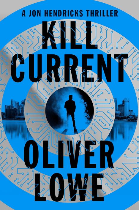 Text: "A Jon Hendricks Thriller: Kill Current - Oliver Lowe". Ein Mann in Silhouette steht vor einer Stadtlandschaft. Elektronik-Muster.