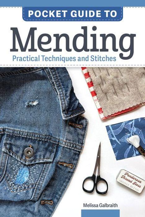 "Pocket Guide to Mending: Practical Techniques and Stitches" zeigt Jeans, Nähzubehör, Nadelhalter und Schere.