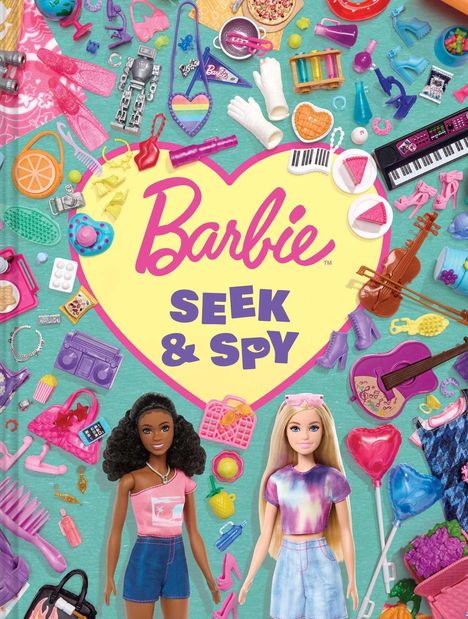 "Barbie Seek & Spy" in einem Herz. Verschiedene Accessoires und zwei Barbie-Puppen auf einem pastellblauen Hintergrund.